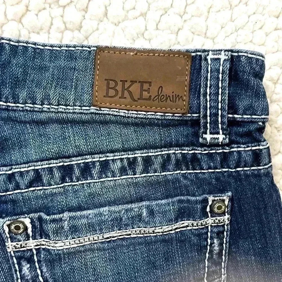 BKE Lowrise Stella V-Cut Stretch Slim Fit Hand Sanded Fray Denim Shorts Size 25 - Picture 5 of 15